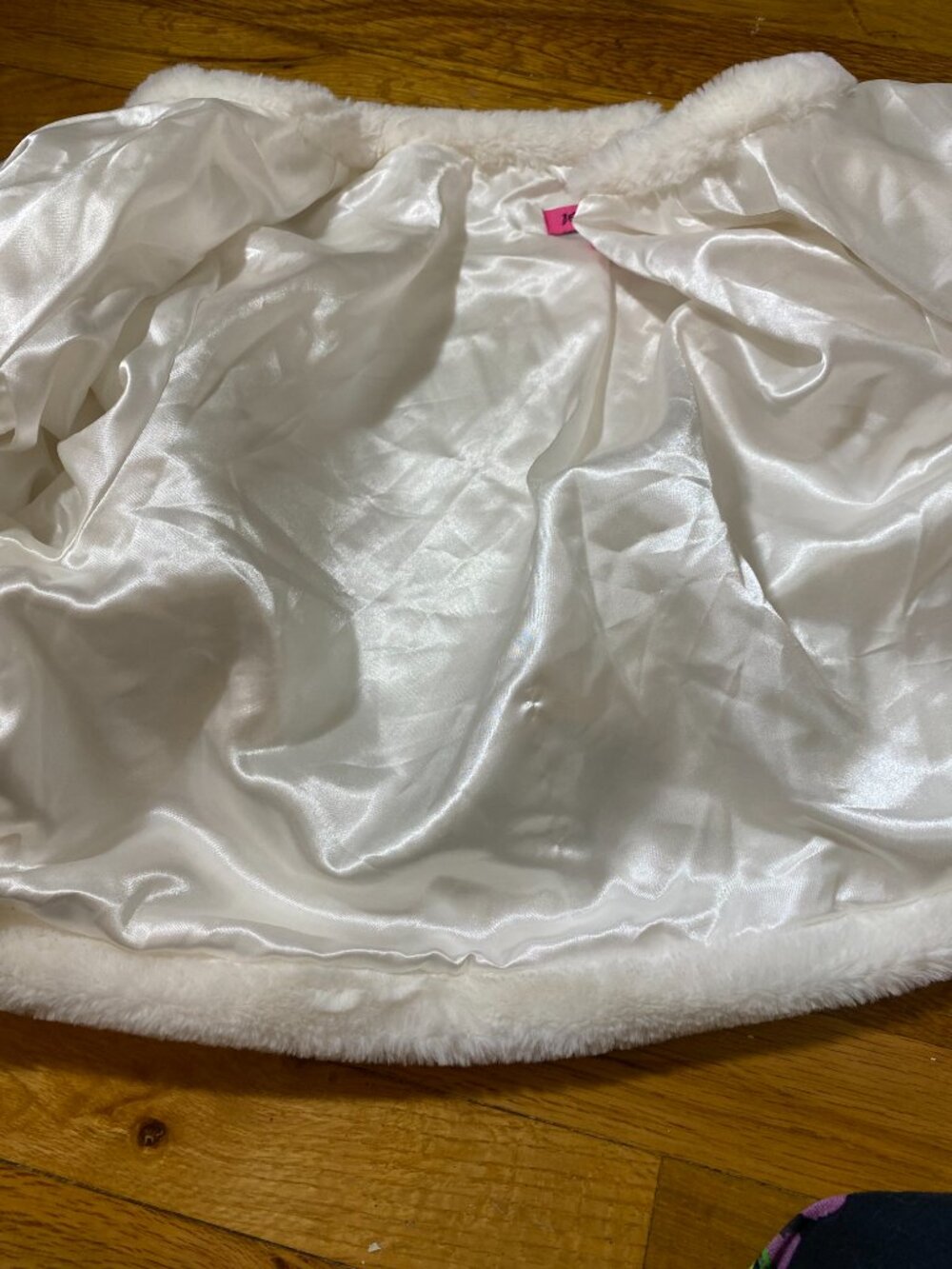 BETSEY JOHNSON '14 White Faux Fur Cape Bolero Jacket Lined Sz M Y2K Glam ($135) - Picture 4 of 9